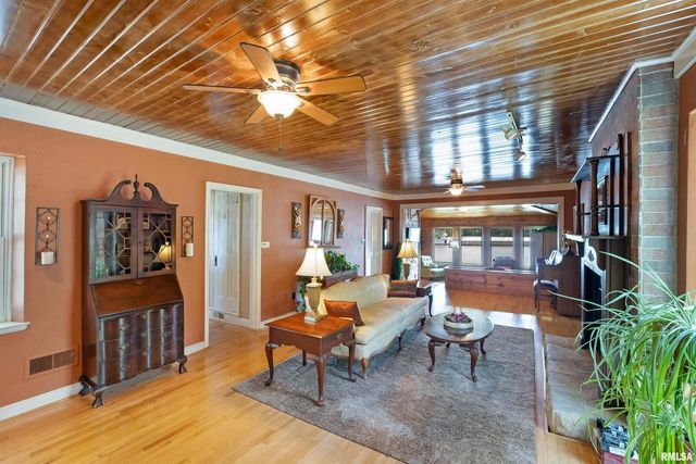 905 1ST Street, Camanche, IA 52730