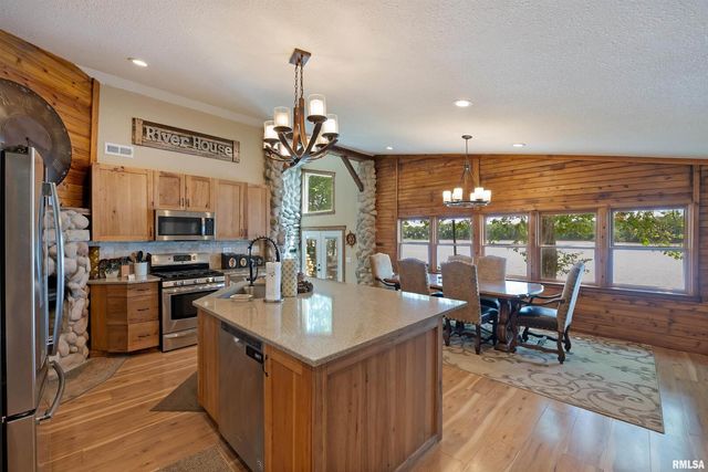 905 1ST Street, Camanche, IA 52730