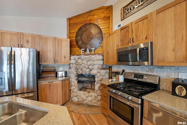 905 1ST Street, Camanche, IA 52730