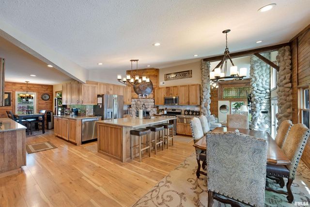 905 1ST Street, Camanche, IA 52730