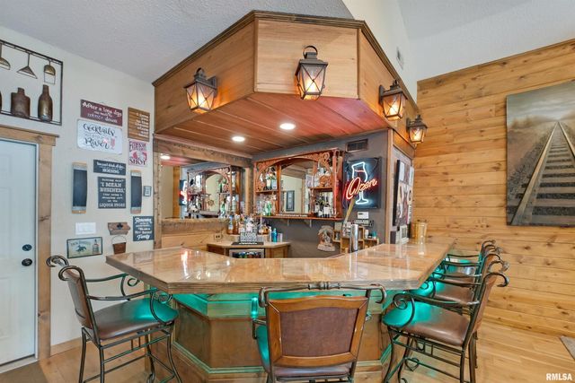 905 1ST Street, Camanche, IA 52730