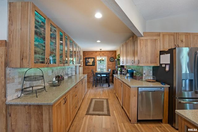 905 1ST Street, Camanche, IA 52730