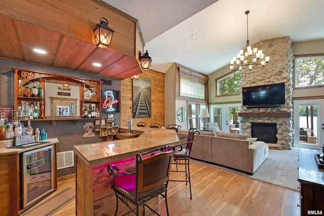 905 1ST Street, Camanche, IA 52730