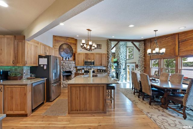 905 1ST Street, Camanche, IA 52730