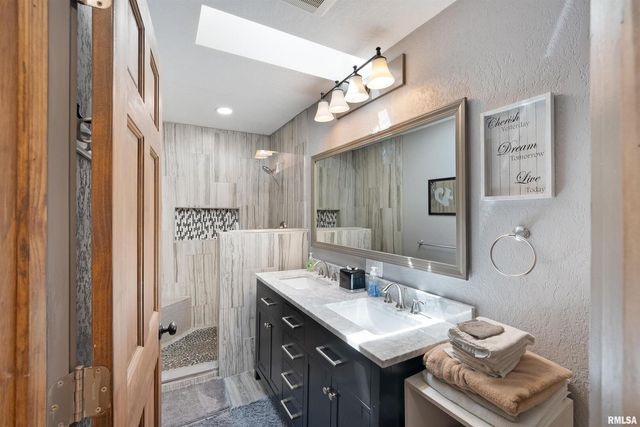 905 1ST Street, Camanche, IA 52730