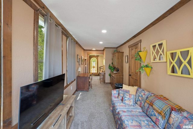 905 1ST Street, Camanche, IA 52730