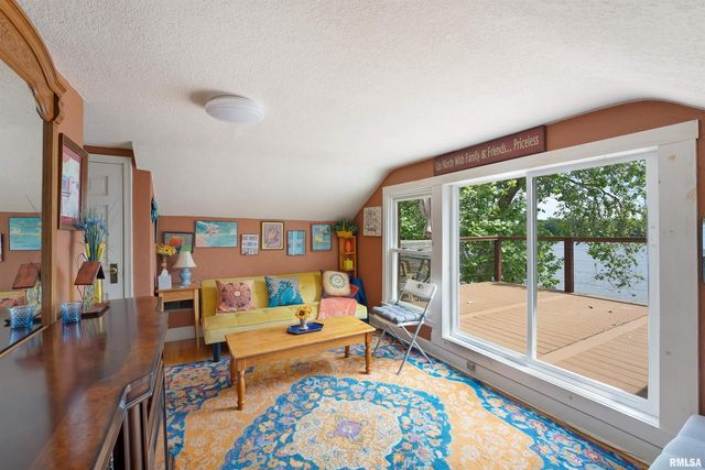 905 1ST Street, Camanche, IA 52730