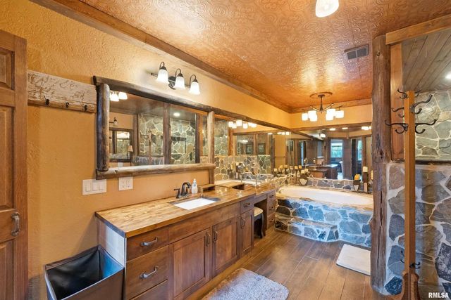 905 1ST Street, Camanche, IA 52730