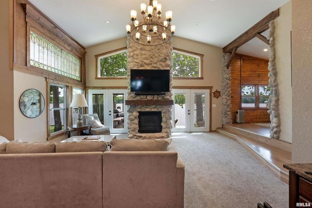 905 1ST Street, Camanche, IA 52730