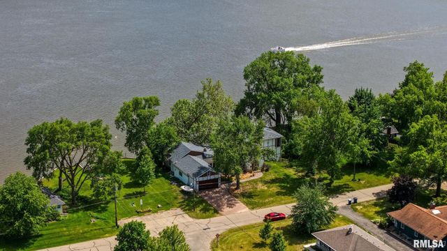 905 1ST Street, Camanche, IA 52730