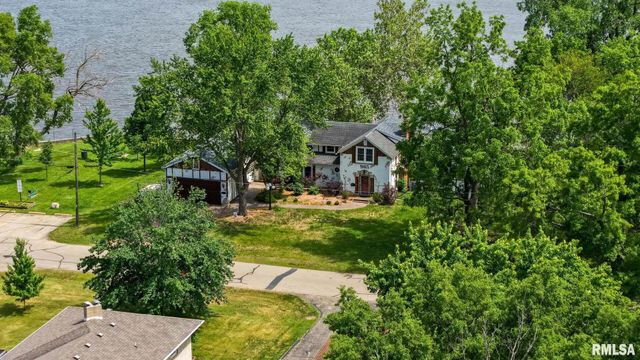 905 1ST Street, Camanche, IA 52730