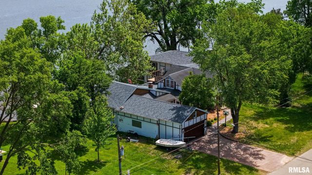 905 1ST Street, Camanche, IA 52730