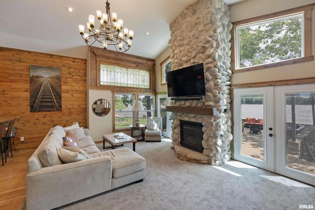 905 1ST Street, Camanche, IA 52730