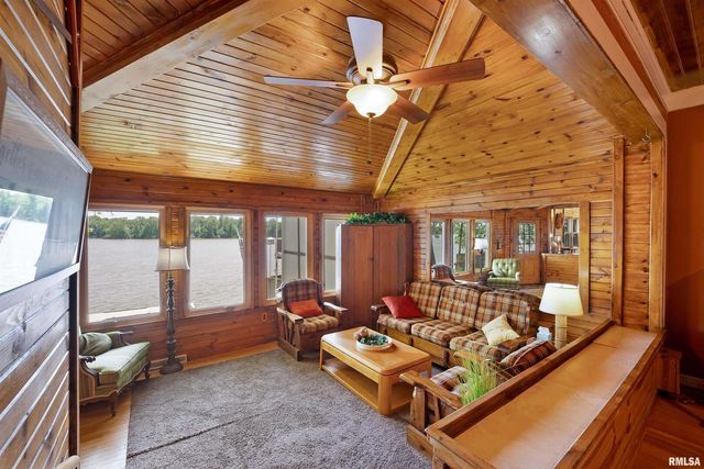 905 1ST Street, Camanche, IA 52730