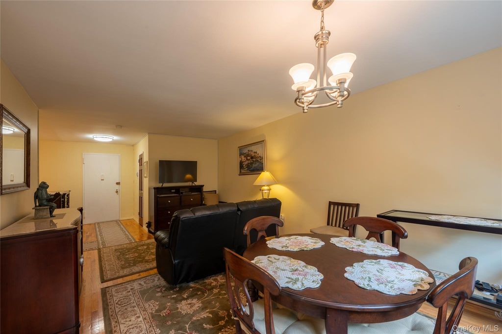 30 Pearsall Avenue 3M, Glen Cove, NY 11542