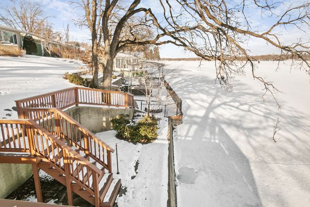 3312 W Lake Shore Drive, Wonder Lake, IL 60097