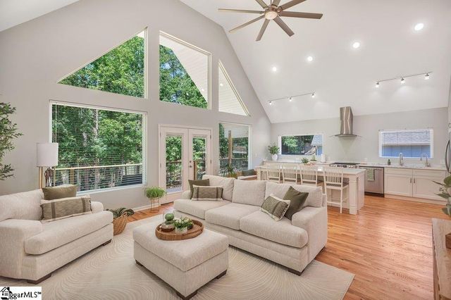 425 Lakewood Drive, Townville, SC 29689