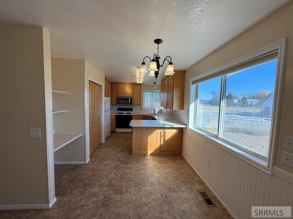 Image 7 of property listing at 1077 E 1300 N, Shelley, ID 83274