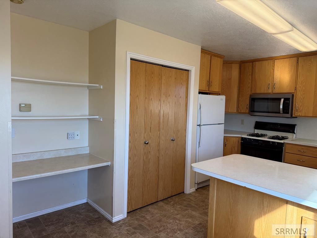 Image 8 of property listing at 1077 E 1300 N, Shelley, ID 83274
