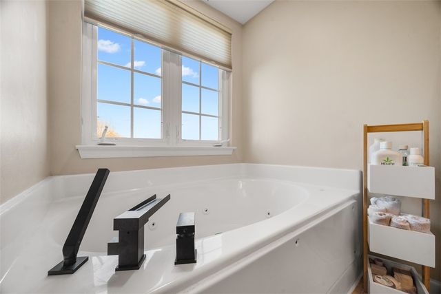 147 Kensington Dr, Ohio Twp, PA 15237