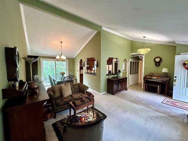 54 Madeline Road, Ridge, NY 11961