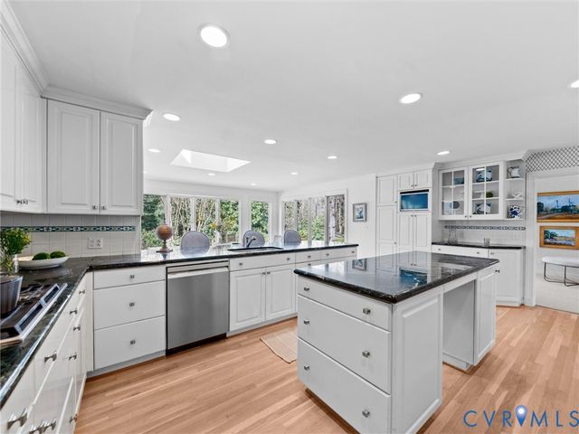 16 E Doverland Ct, Henrico, VA 23229