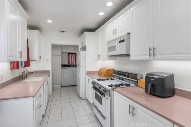 8009 Aldea, Lake Balboa, CA 91406