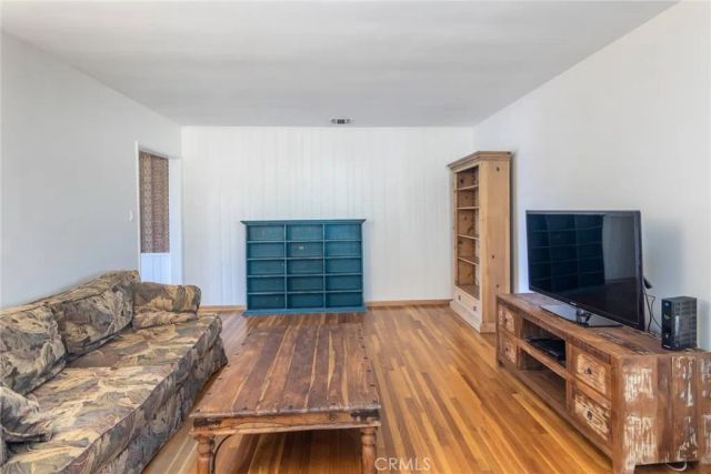 8009 Aldea, Lake Balboa, CA 91406