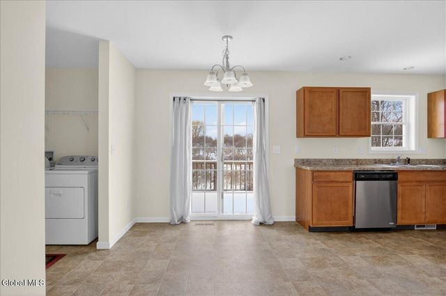 10 Camber Court, Halfmoon, NY 12118