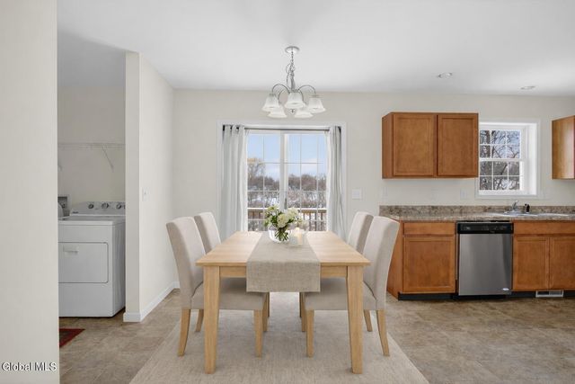 10 Camber Court, Halfmoon, NY 12118