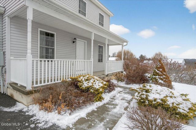 10 Camber Court, Halfmoon, NY 12118