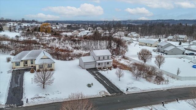 10 Camber Court, Halfmoon, NY 12118