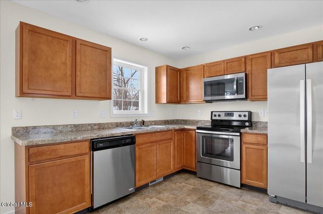 10 Camber Court, Halfmoon, NY 12118