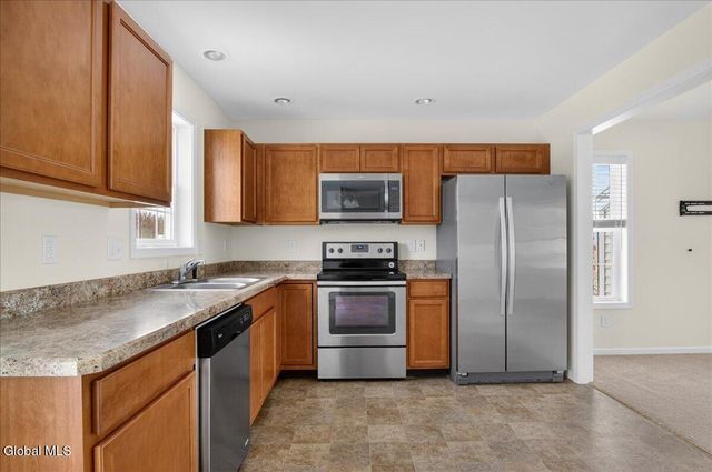 10 Camber Court, Halfmoon, NY 12118