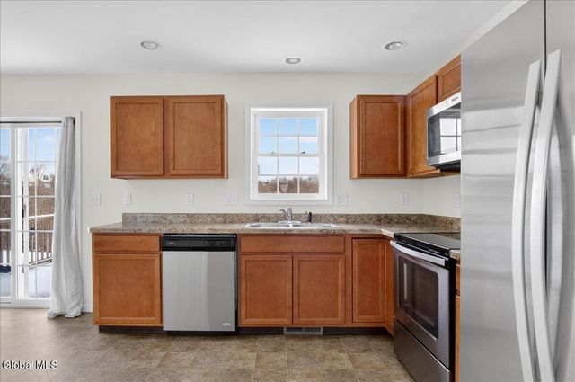 10 Camber Court, Halfmoon, NY 12118