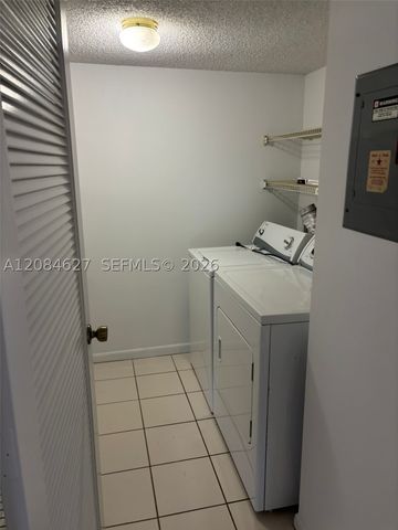 718 Sunny Pine Way H2, Green Acres, FL 33415