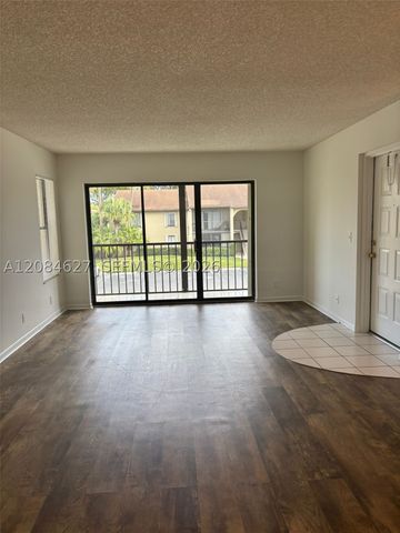 718 Sunny Pine Way H2, Green Acres, FL 33415