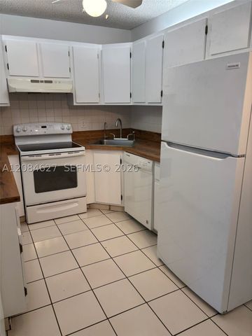 718 Sunny Pine Way H2, Green Acres, FL 33415