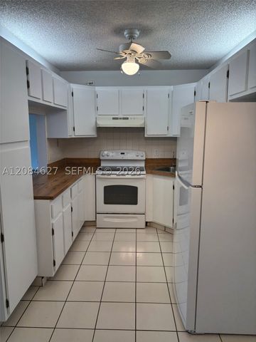 718 Sunny Pine Way H2, Green Acres, FL 33415