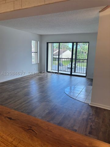 718 Sunny Pine Way H2, Green Acres, FL 33415