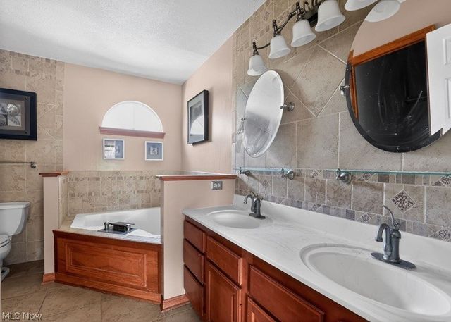 6740 Bridgestone Circle NE, Canton, OH 44721