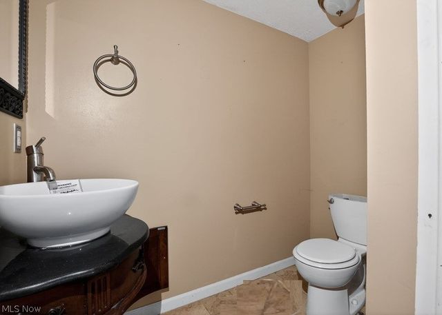 6740 Bridgestone Circle NE, Canton, OH 44721