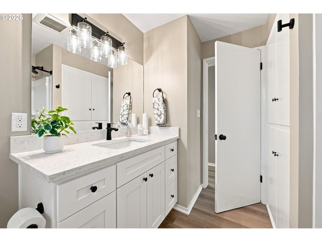 987 BAXTER St, Eugene, OR 97402