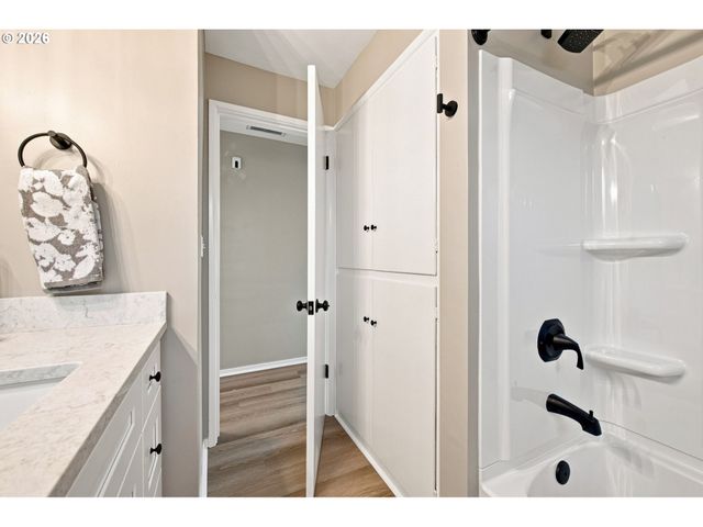 987 BAXTER St, Eugene, OR 97402