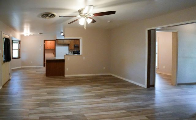 1418 NE 7th ST, Smithville, TX 78957