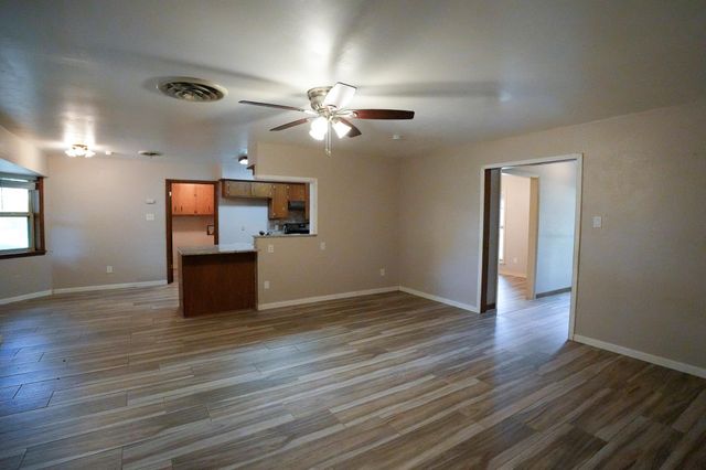 1418 NE 7th ST, Smithville, TX 78957