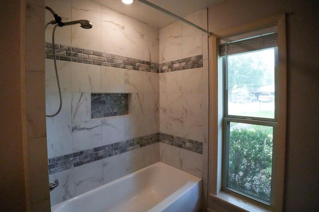 1418 NE 7th ST, Smithville, TX 78957