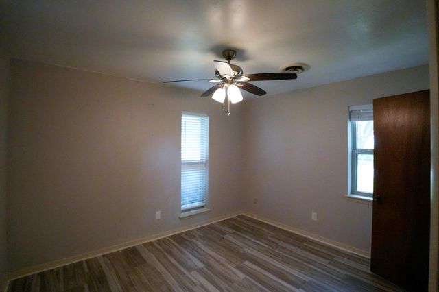 1418 NE 7th ST, Smithville, TX 78957