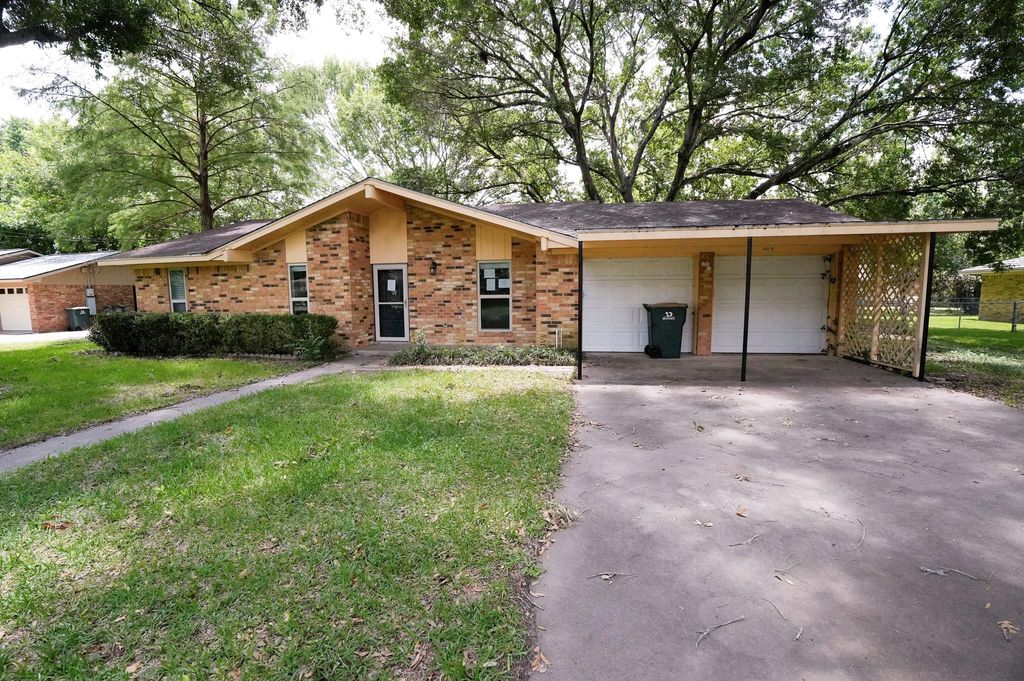 1418 NE 7th ST, Smithville, TX 78957