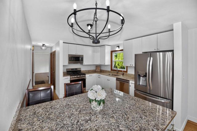 21300 Astolat DRIVE, Brookfield, WI 53045